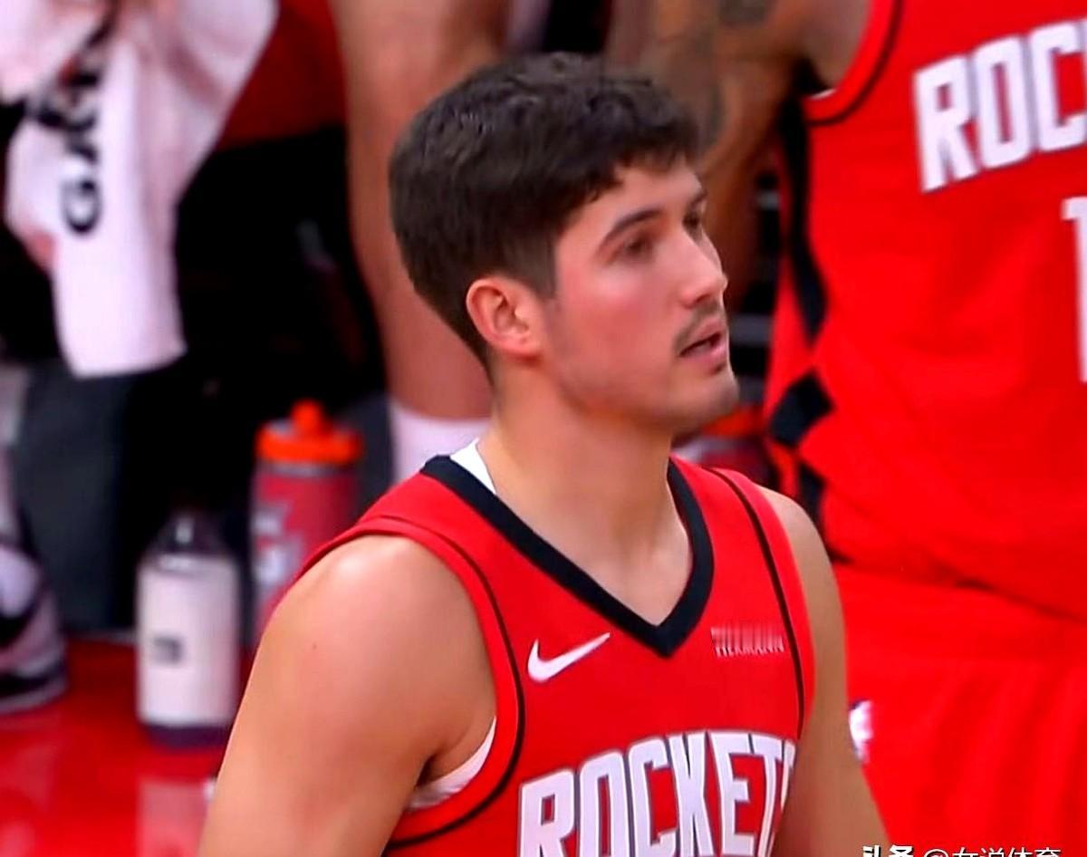 火箭对阵魔术的比赛中发生了令人愤怒的一幕。
瓦格纳连续两个回合单吃谢泼德并且造成