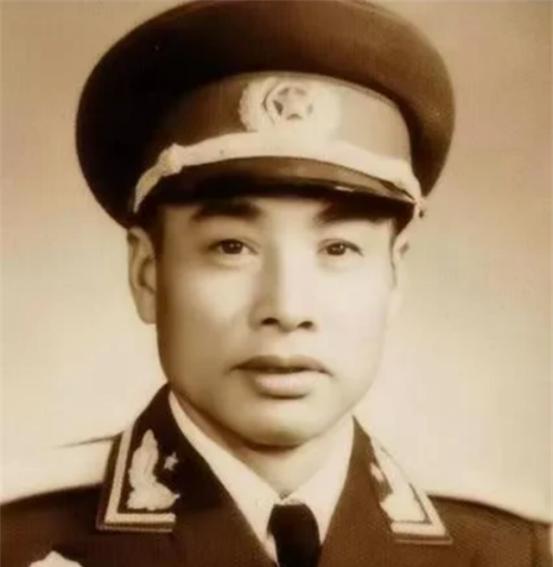 1935年，廖汉生深爱的妻子肖艮艮被杀害，他伤心欲绝。

这个消息像一把淬毒的匕