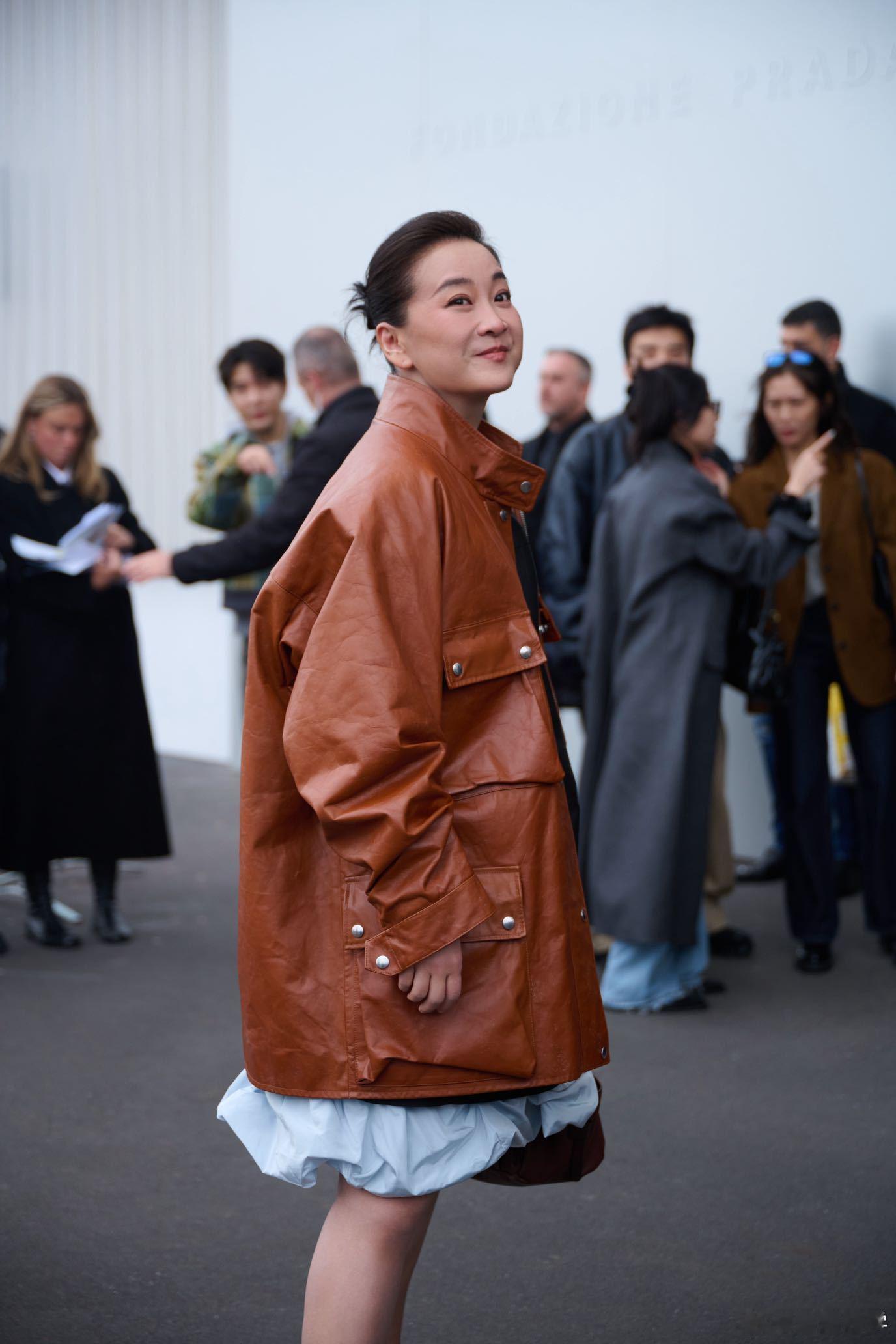 贾玲大导风采 米兰的每一场秀中，贾玲用她充满力量与自信的姿态，将大导的独特气质展