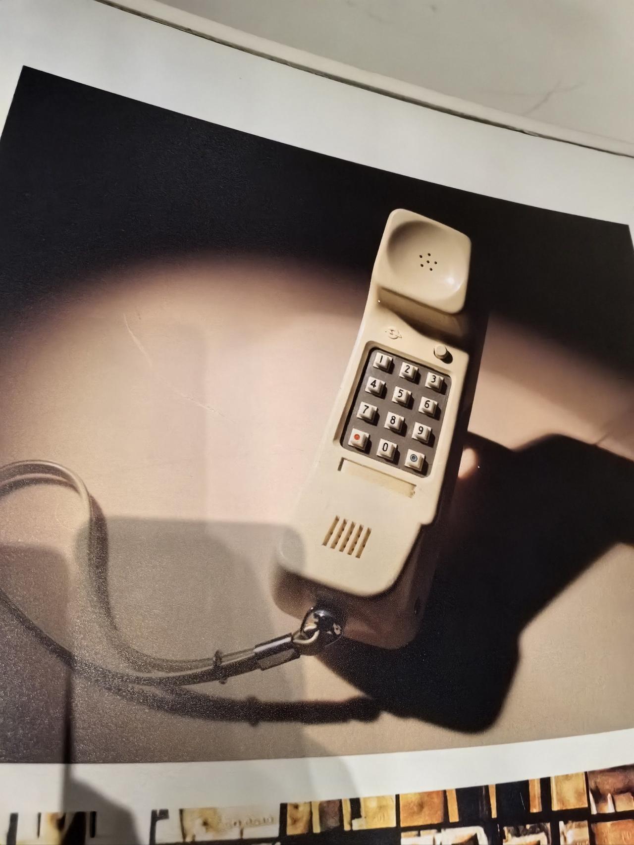 1973年4月3日，纽约，曼哈顿第六大道。

一个中年男人站在希尔顿酒店门口，手