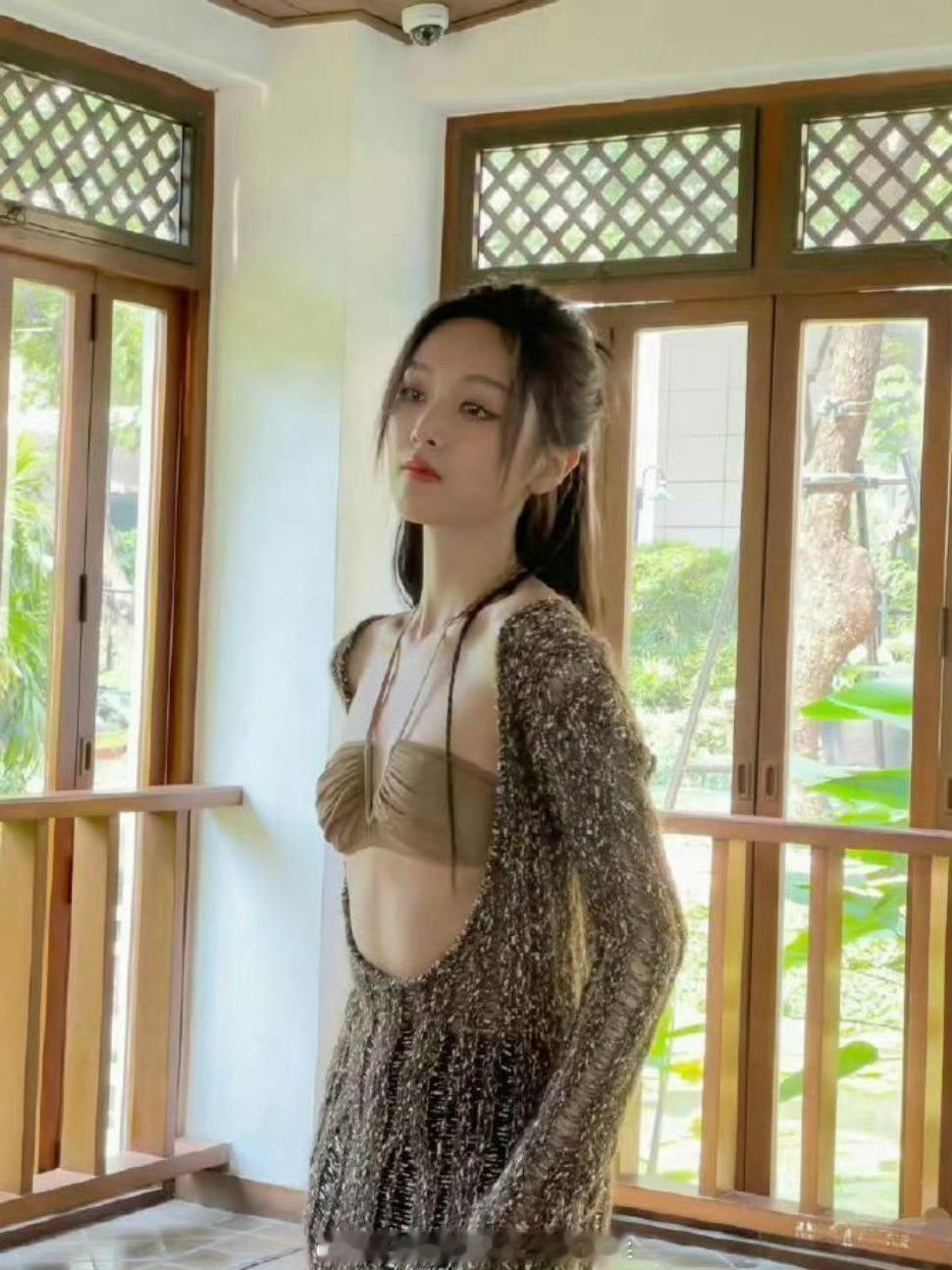 吴宣仪是不是把衣服穿反了？这也太御了吧 