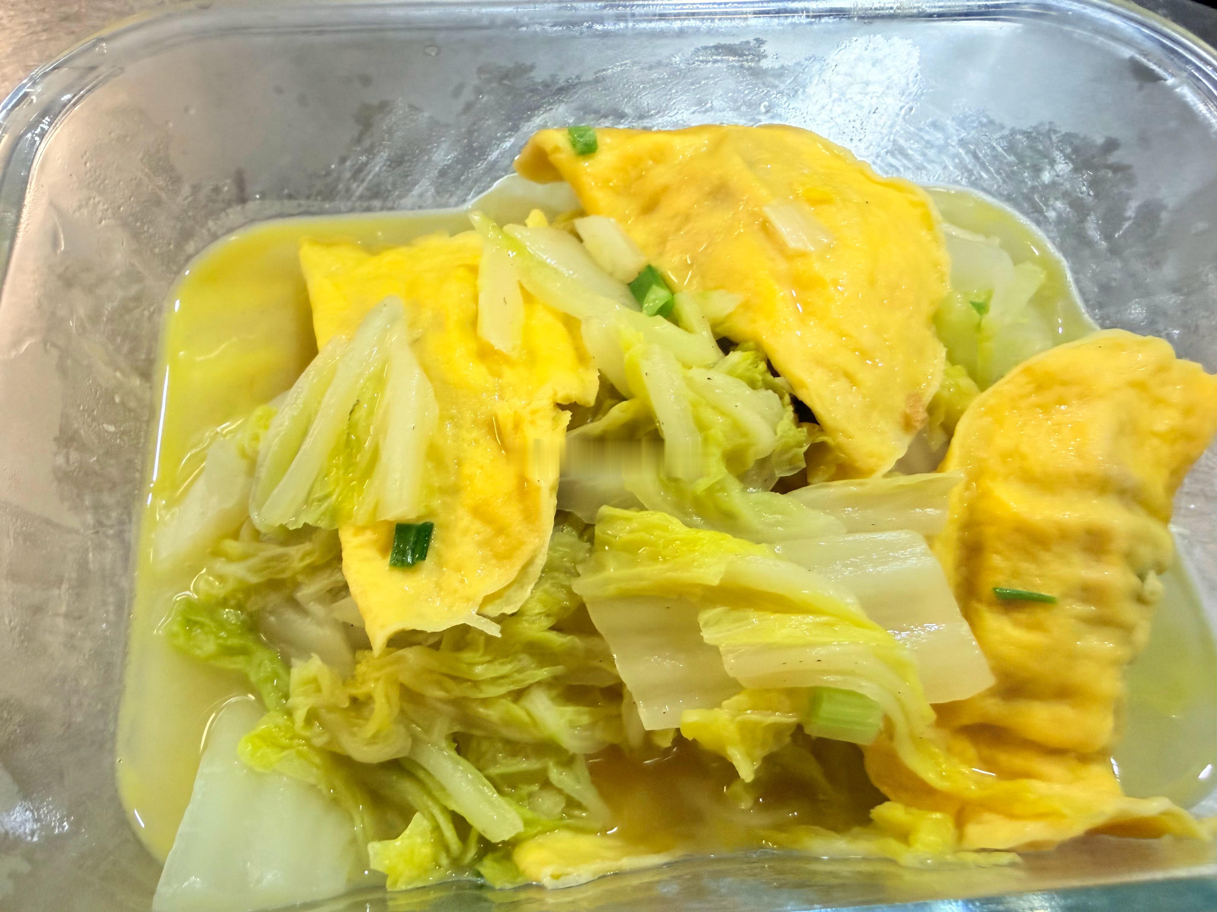 今天是优雅的干饭人ෆ⃛♡ᵎᵎᵎ鸽子排骨汤➕白菜烧蛋饺➕香菇面筋。深夜的饭总有热乎