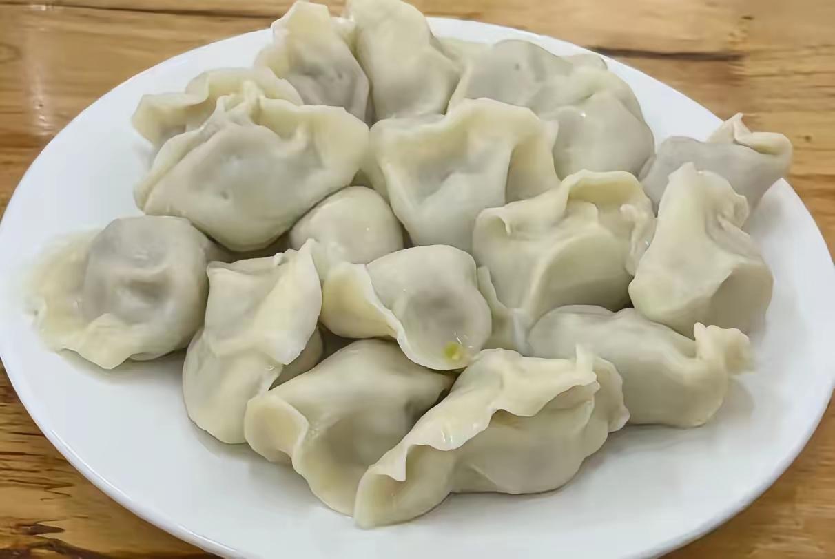 素馅饺子，最常见的也是最好吃的应该是韭菜鸡蛋馅。
相信大家都喜欢吃韭菜鸡蛋馅饺子