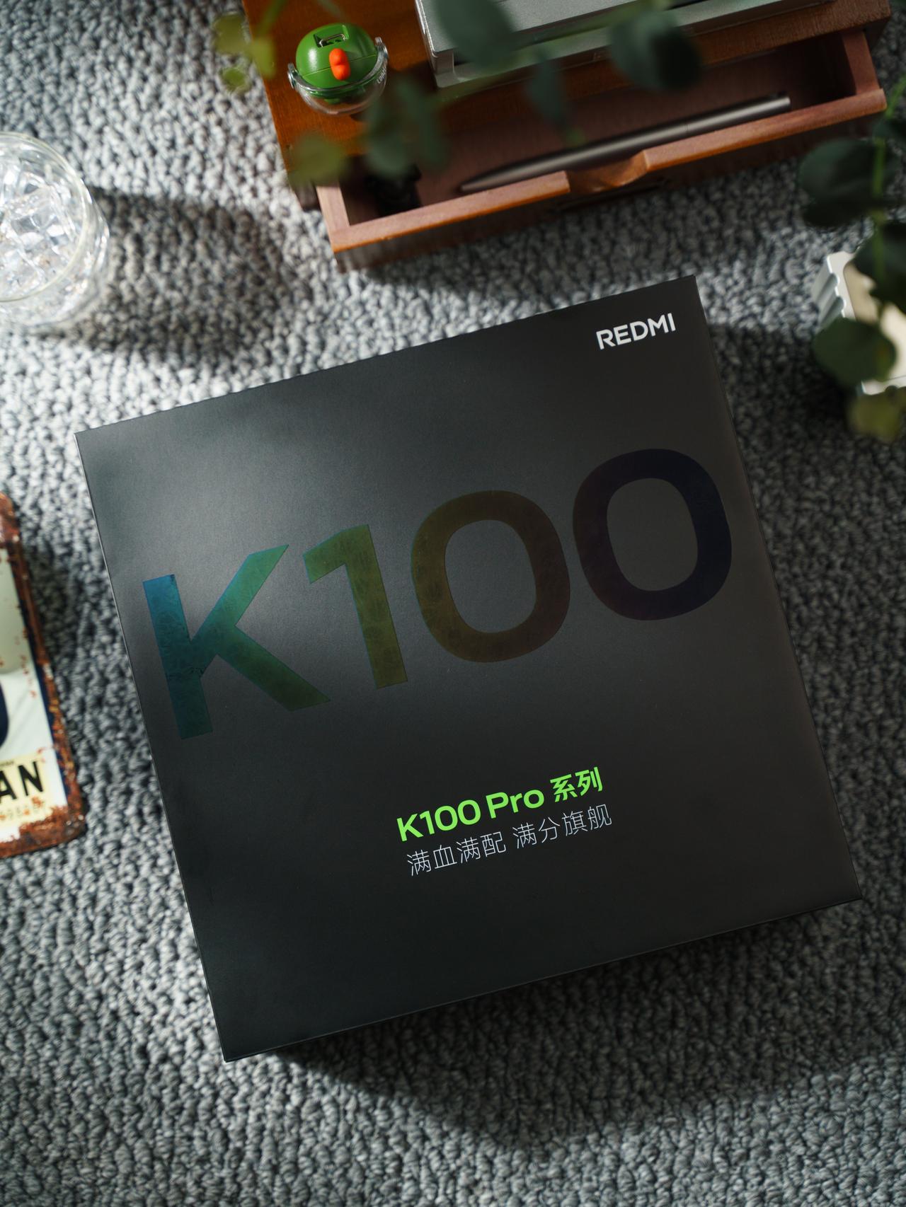 REDMI K100 Pro系列的荧光礼盒开个箱。
呼应这次主打的流萤追光配色。
