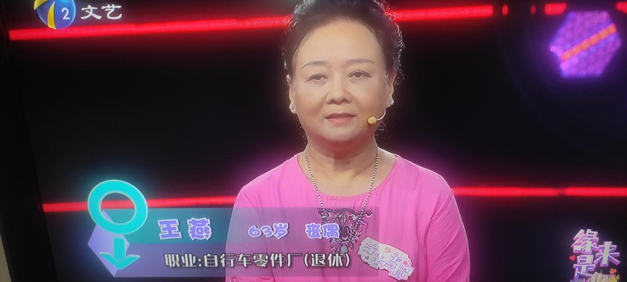 今天的《缘来是你》节目，主持人宏海及六位中老年嘉宾稳坐台上、头戴网兜的崔同志格外