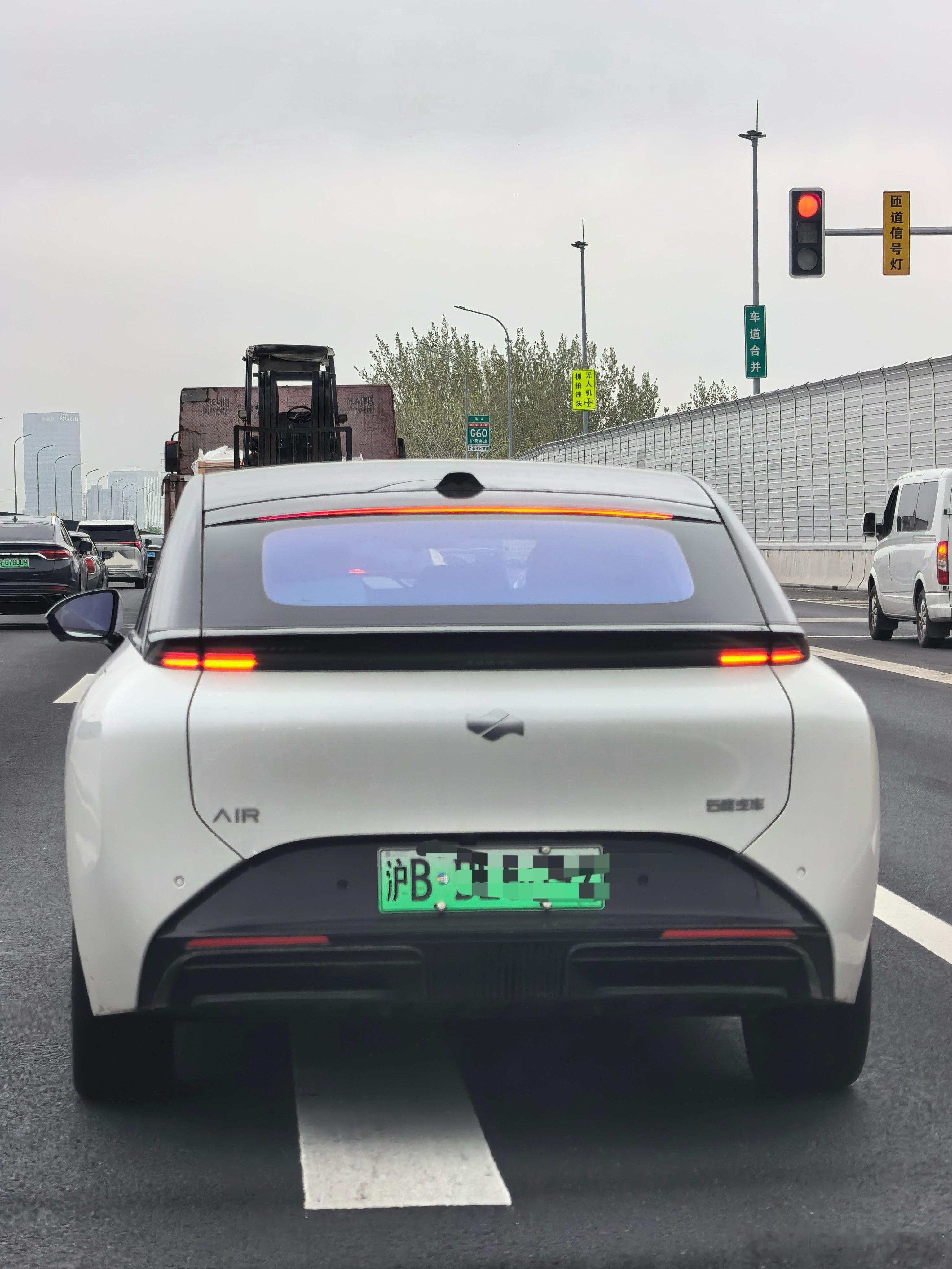 超级小众的一款车，今天在群里看到网友发的实拍图：吉祥汽车的首款纯电动紧凑型轿车吉