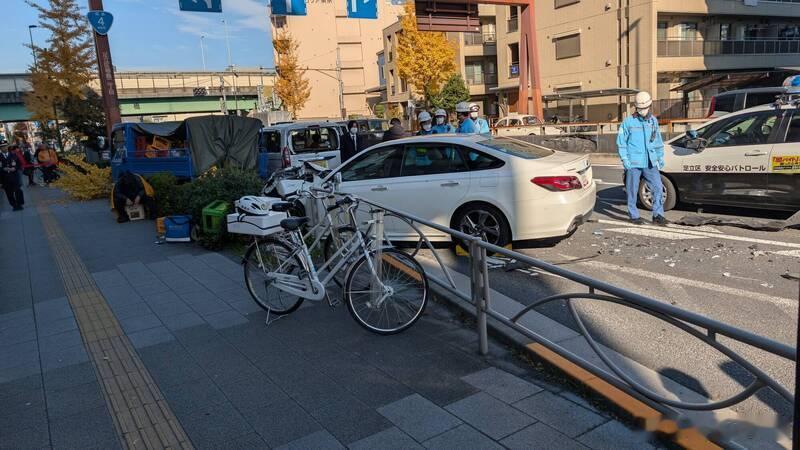 【东京突发车辆冲撞行人事故 超10人受伤 司机弃车逃逸后被抓】 日本东京都足立区