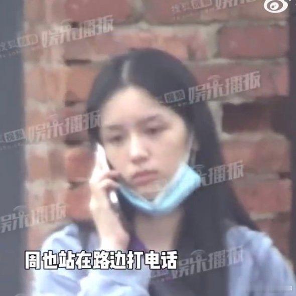 #周也素颜和朋友逛街#就算是素颜，也不影响周也散发着美女的气质啊。#周也冷脸打电