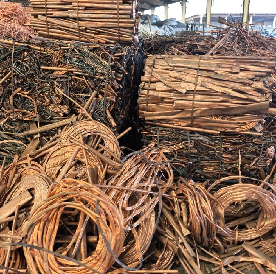 一觉醒来，

黄铜的天就变了！

11月1日，一吨光亮铜的价格直接

跌到 79