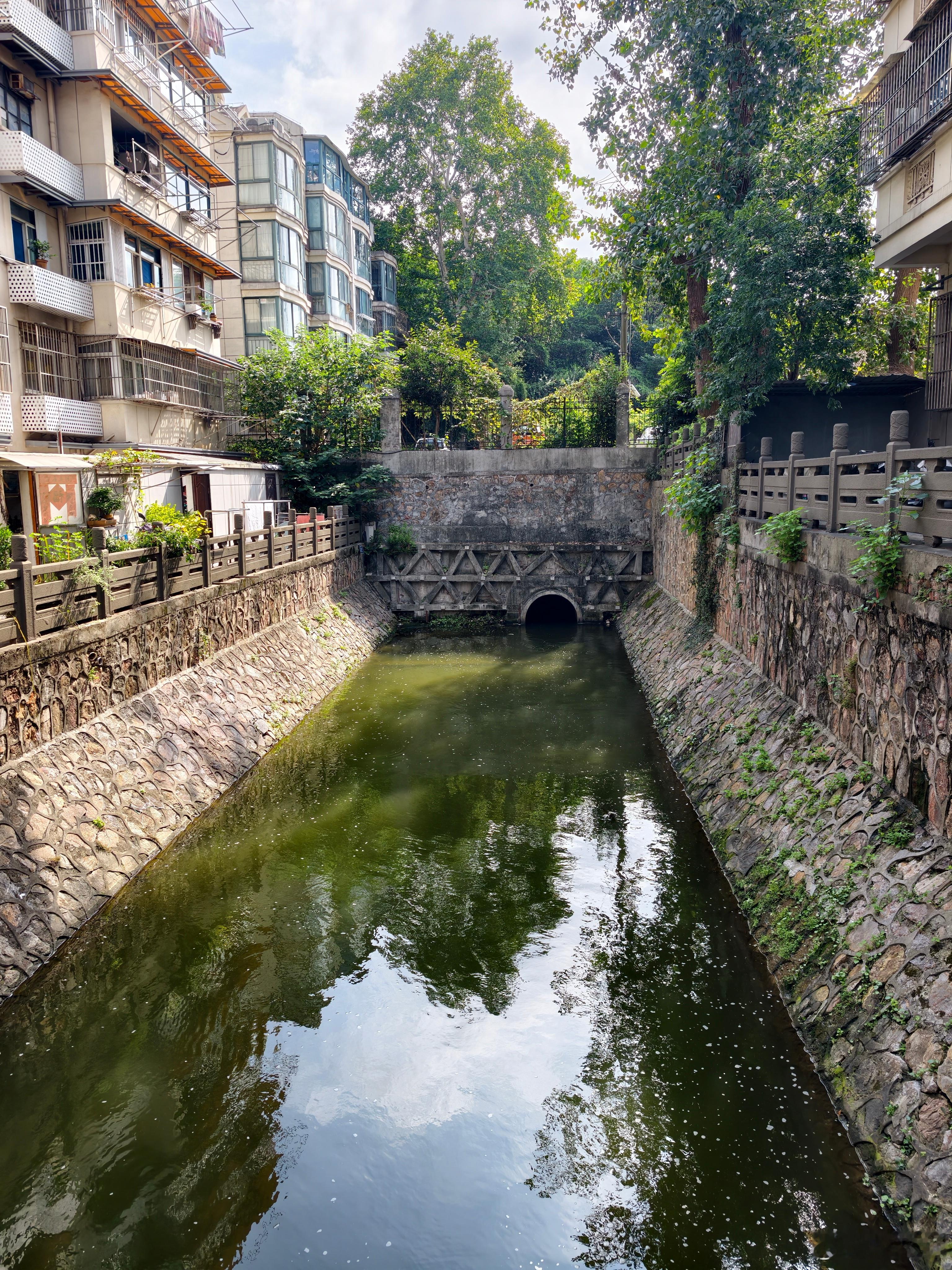 一个上午，从标营门到东华门遗址，把明故宫的护城河水系走了一遍，得到了一张棱角分明