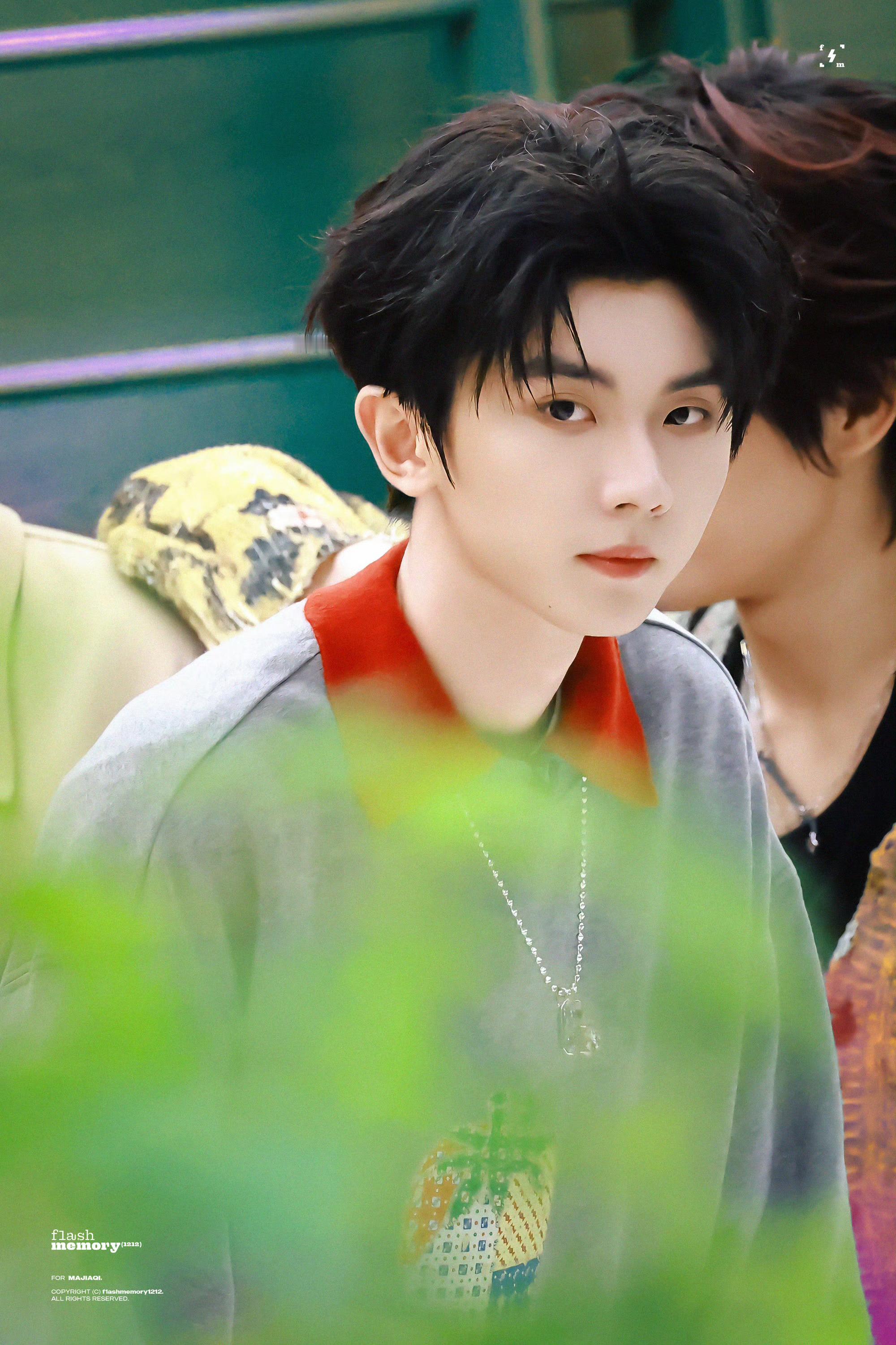 马嘉祺 × 双11疯狂好六夜in 8NO8草莓拼布卫衣搭配UGG夹克，点缀Tys