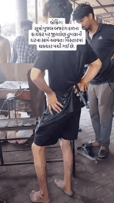印度小伙子背后被捅刀：全程悠然自得，似乎挨刀的不是他！印度古吉拉特邦苏拉特市丁多