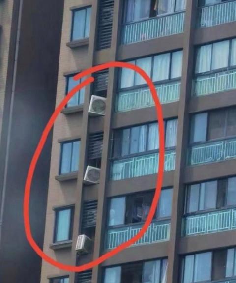 吉林15岁女孩趁父母不在家，邀请男同学来家里玩。不料，半夜父亲突然回家，担心被责
