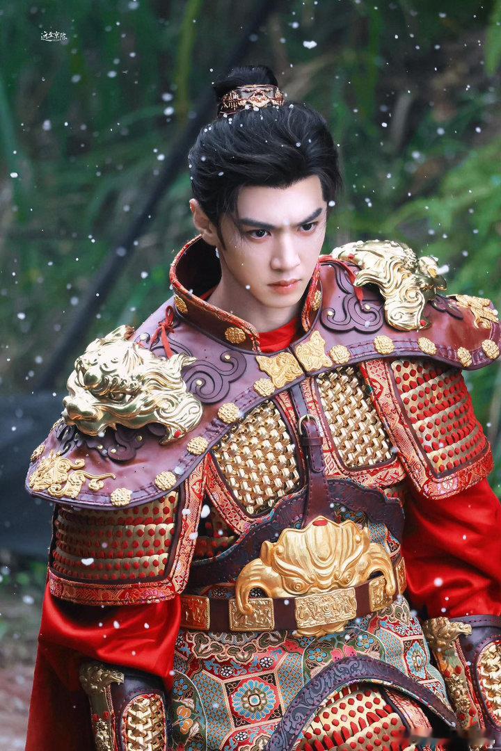 陈哲远这个看垃圾的眼神 前面还在平静对峙，拔剑瞬间眼神全变了，陈哲远演英寡那种上