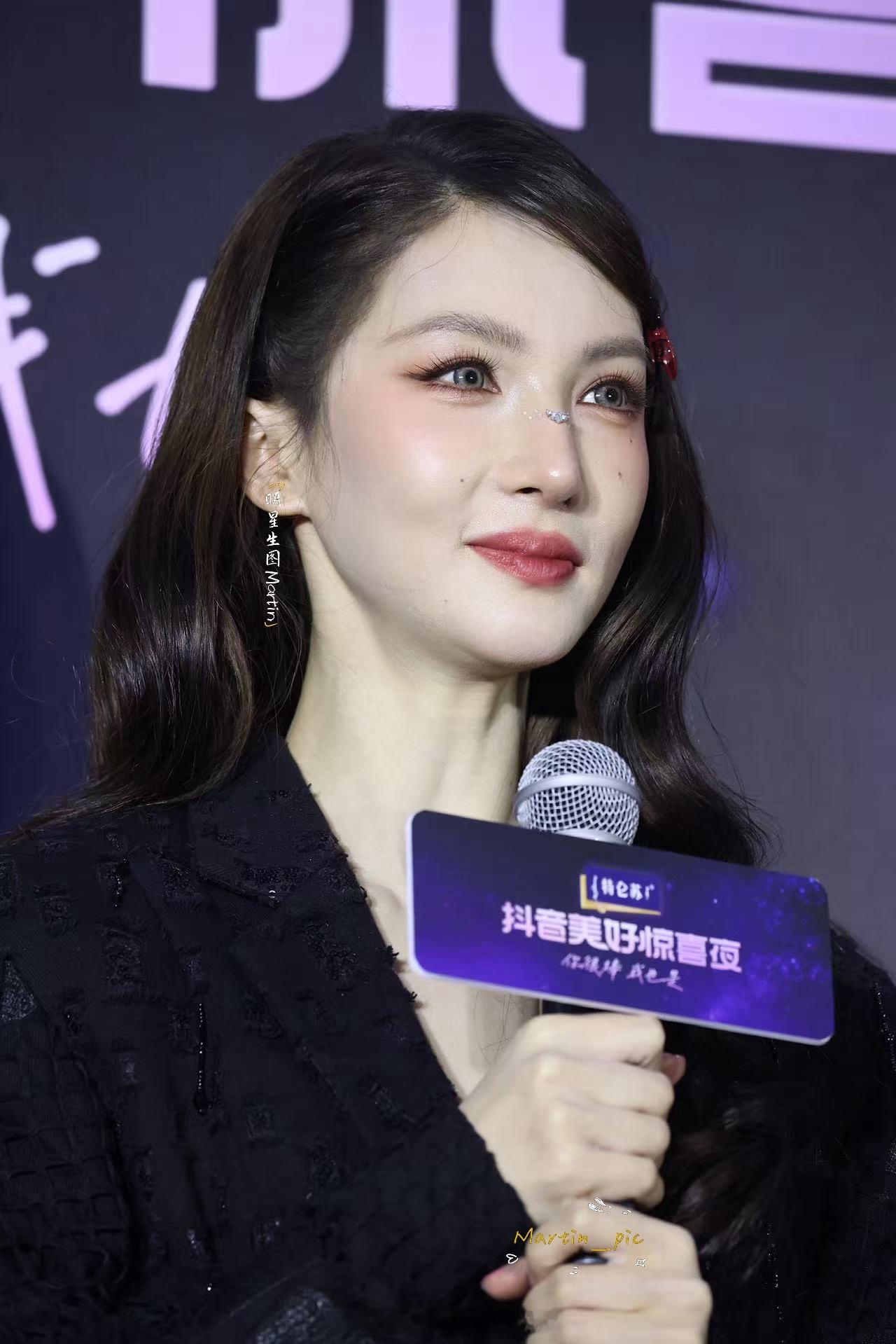 金晨金晨被白敬亭怀疑的抬不起头金晨抖音美好奇妙夜金晨 251228抖音群访生图掉