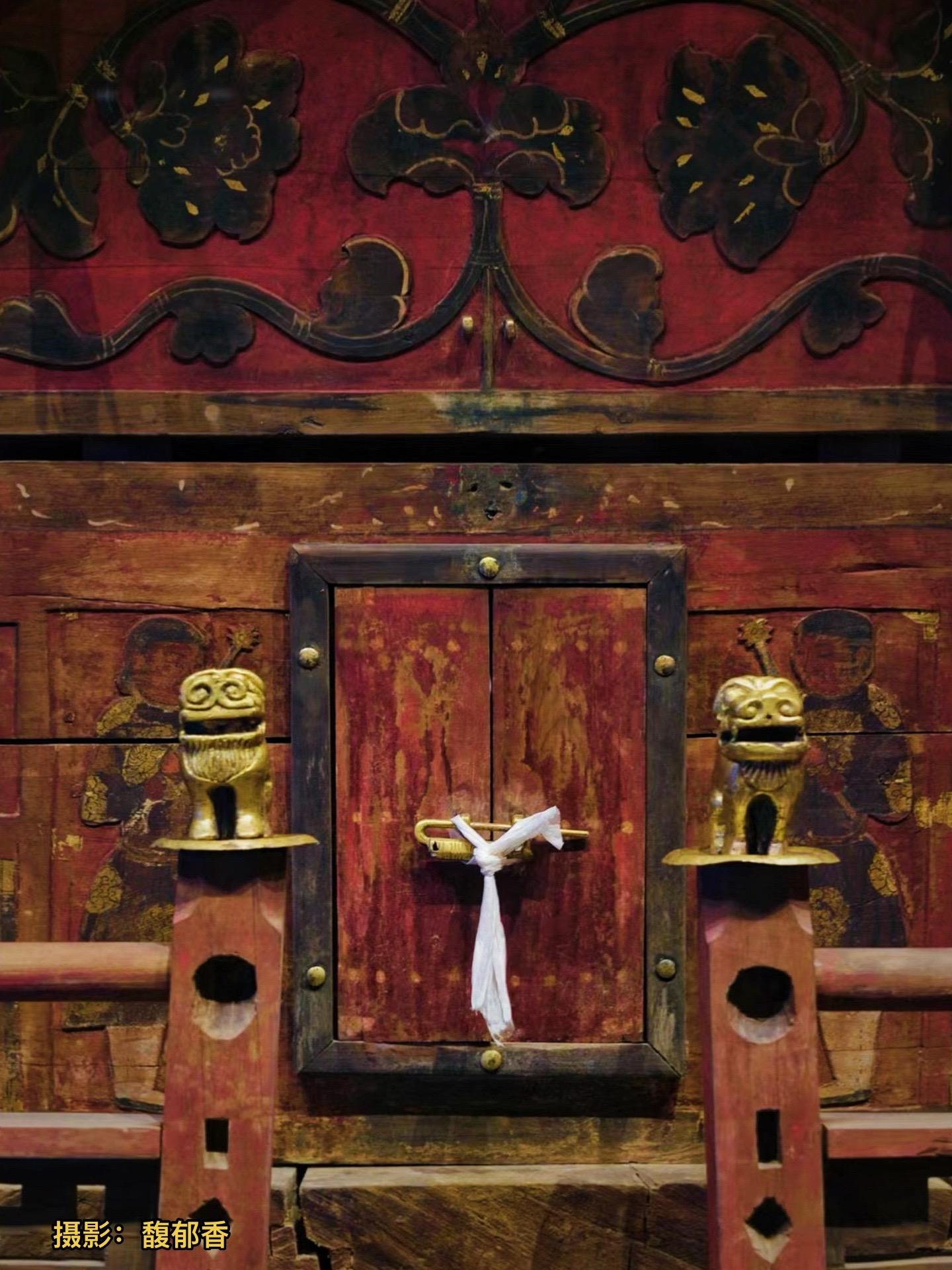 辽代·彩绘木棺。寻龙千万看缠山，一重缠是一重关
关门若有千重锁，定有王侯居此间
——唐·杨筠松《撼龙经》 
摄影：馥郁香 
电影《寻龙诀》里胡八一的口诀改编自杨筠松的《撼龙经》，而里面那具木棺原型来自内蒙古通辽市吐尔基山的一件辽代彩绘木棺 
“吐尔基山”是蒙语牛犊子山的意思，山高不过百米，占地不超过一平方公里
远远望去，由如趴在大草原上的一个小牛犊儿
蒙古族民歌《吐尔基山》在当地流传甚广：
从西侧眺望，险要美丽的吐尔基山
虎豹猛兽，适宜栖息的吐尔基山
从东侧眺望，神奇美丽的吐尔基山
百花异草，争艳怒放的吐尔