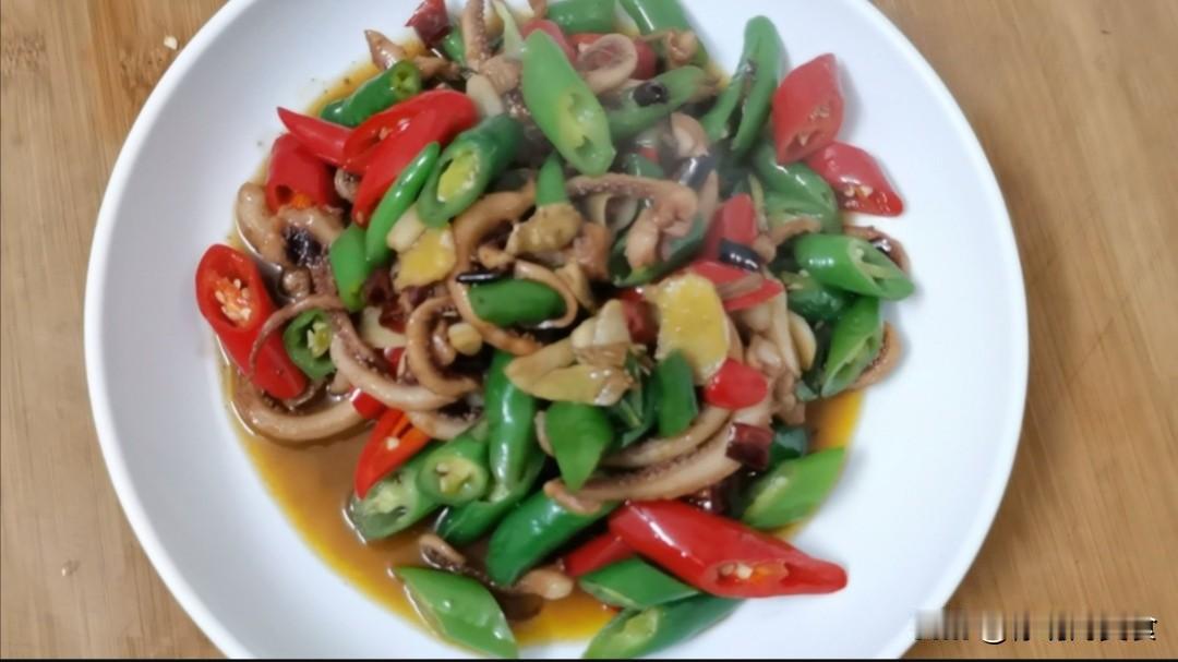 爆炒鱿鱼须这样做，好吃下饭真过瘾
首先我们把鱿鱼须洗干净，锅内烧水烧开后下鱿鱼须