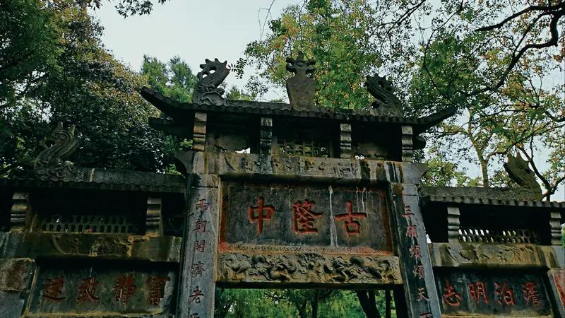 隆中前面加“古”，有其独特缘由。从文化角度看，“隆”描绘了此地地势隆起的特征，也