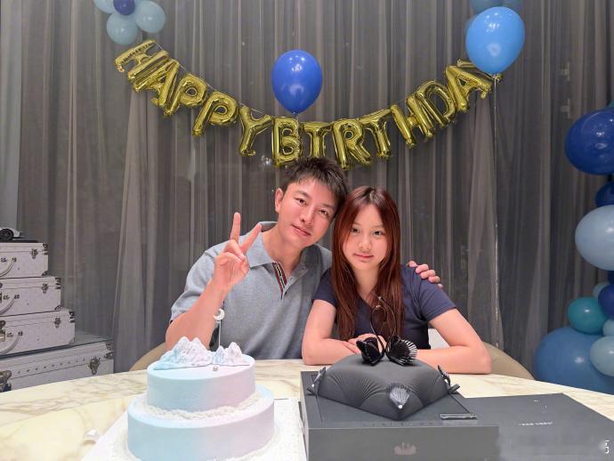 甜馨陪贾乃亮过42岁生日 甜馨也太懂事了，陪爸爸过生日，画面好有爱。 