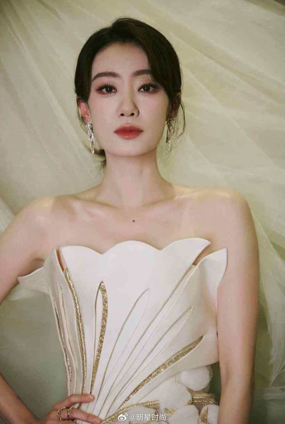 正午阳光新剧官宣女主张小斐 张小斐才是真的人生大主角！ 
