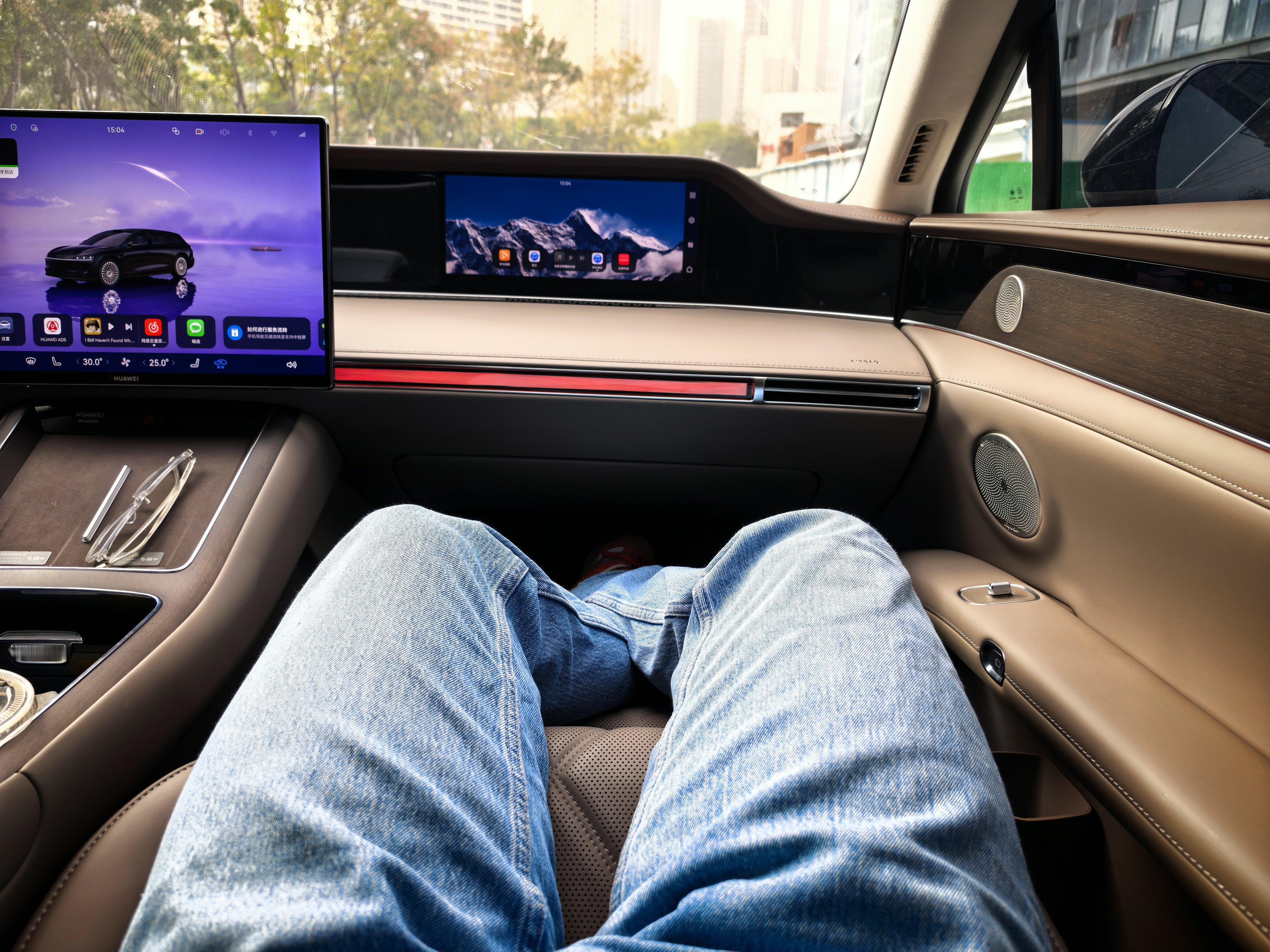 享界S9T副驾零重力座椅虽然比不上新款S9老板座零重力座椅，但也是很舒服。轿车副