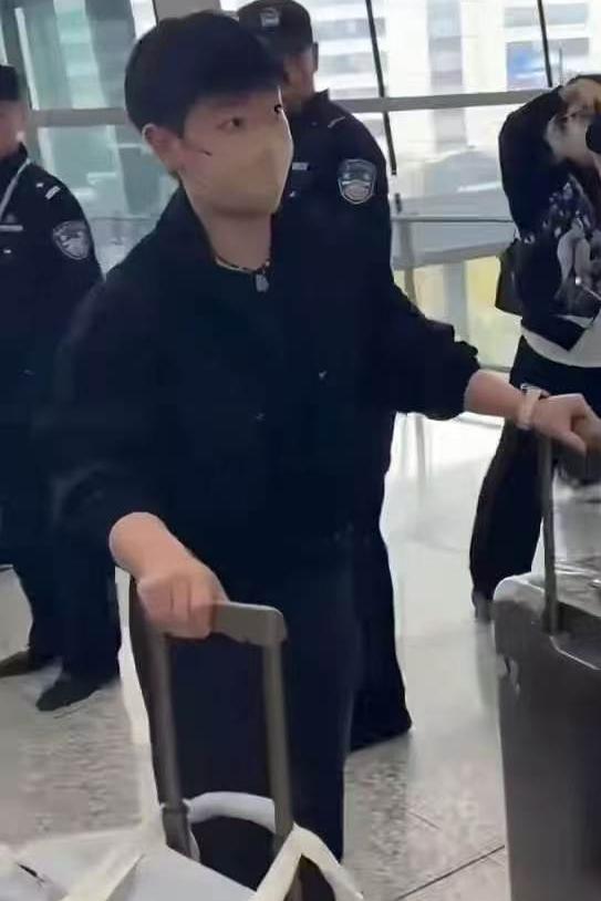 莎莎一句话把大家逗笑了，她和蒯曼和所有女孩子一样，希望自己瘦点。
    莎莎说