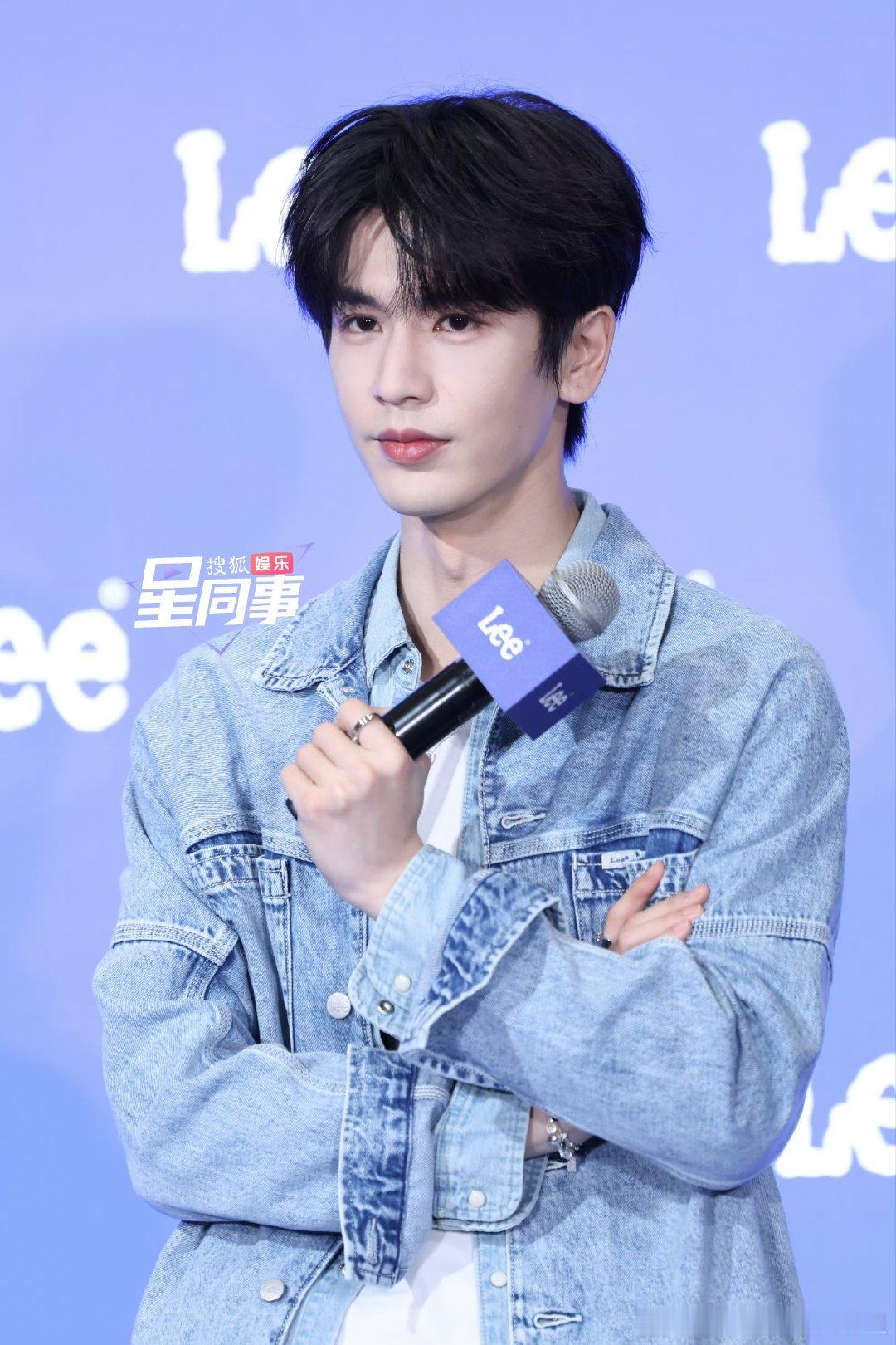 张凌赫长沙活动生图张凌赫蓝色牛仔look是青春男大没错了！张凌赫长沙活动牛仔装，