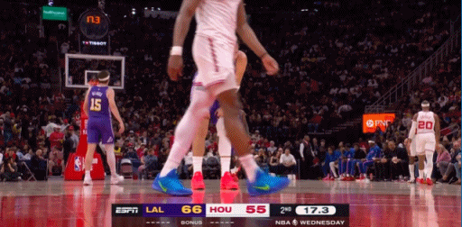 前面打完2+1后，东契奇的左膝有渗血情况，可能是擦破皮了，希望没事湖人vs火箭