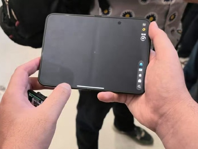 iPhoneDuo 折痕 说实话，这结果一点都不意外。之前爆料说苹果对折痕“零容