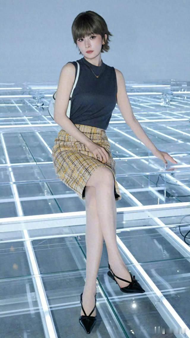 杨幂米兰“剪”短发骗过全网，回国黑长直笑翻网友！