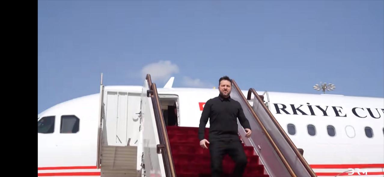 真让人不敢相信，
跟俄罗斯铁了几十年的叙利亚，
居然给乌克兰总统泽连斯基铺红毯最