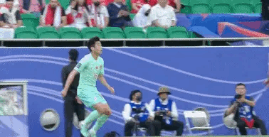 杀人诛心！裁委会认定戴伟浚遭飞踹漏判红牌，但踹人者却是黎巴嫩队的英雄。[黑线]这