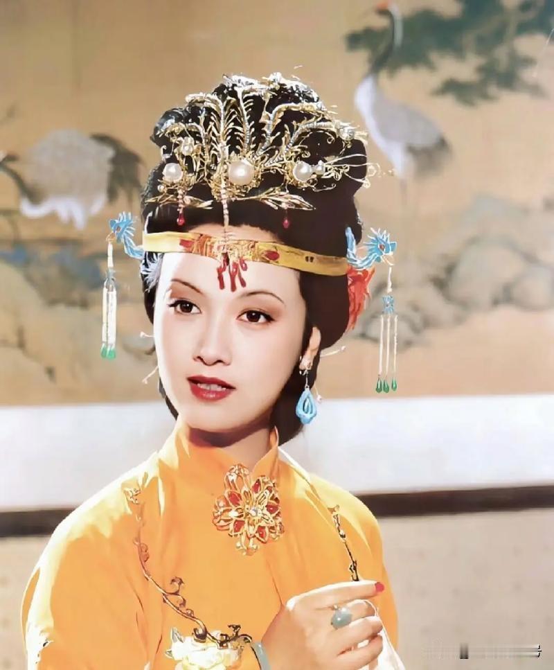 王熙凤做过一个怪梦：
有人来找她要一百匹锦，说是“咱们家的娘娘”打发来的，但又不