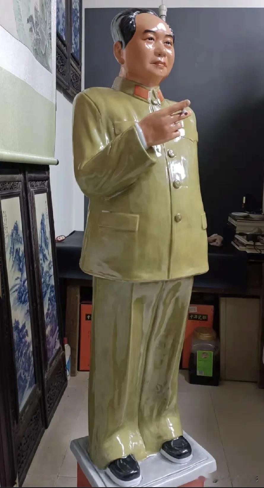 伟人陶瓷像:567景德镇雕塑瓷厂出品，主席站像，栩栩如生。

尊者彩瓷像 百年瓷