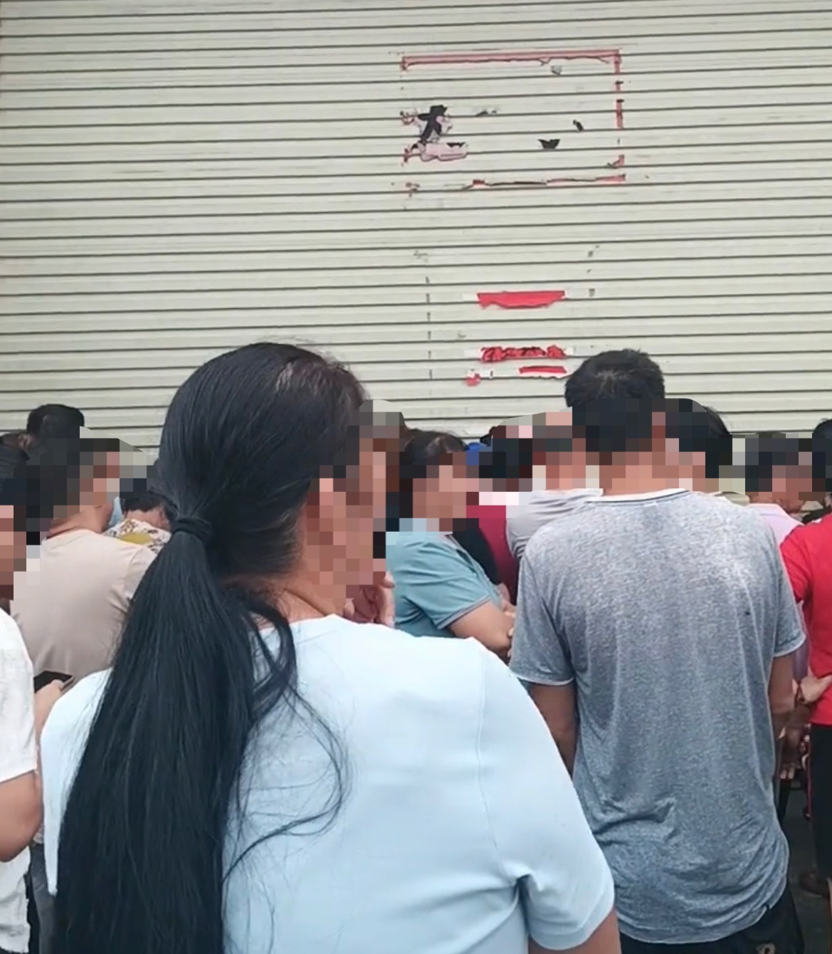 【玉林谷山一店铺倒闭比开业还多人】近日，网友爆料称：玉林市谷山的一个店铺倒闭关门