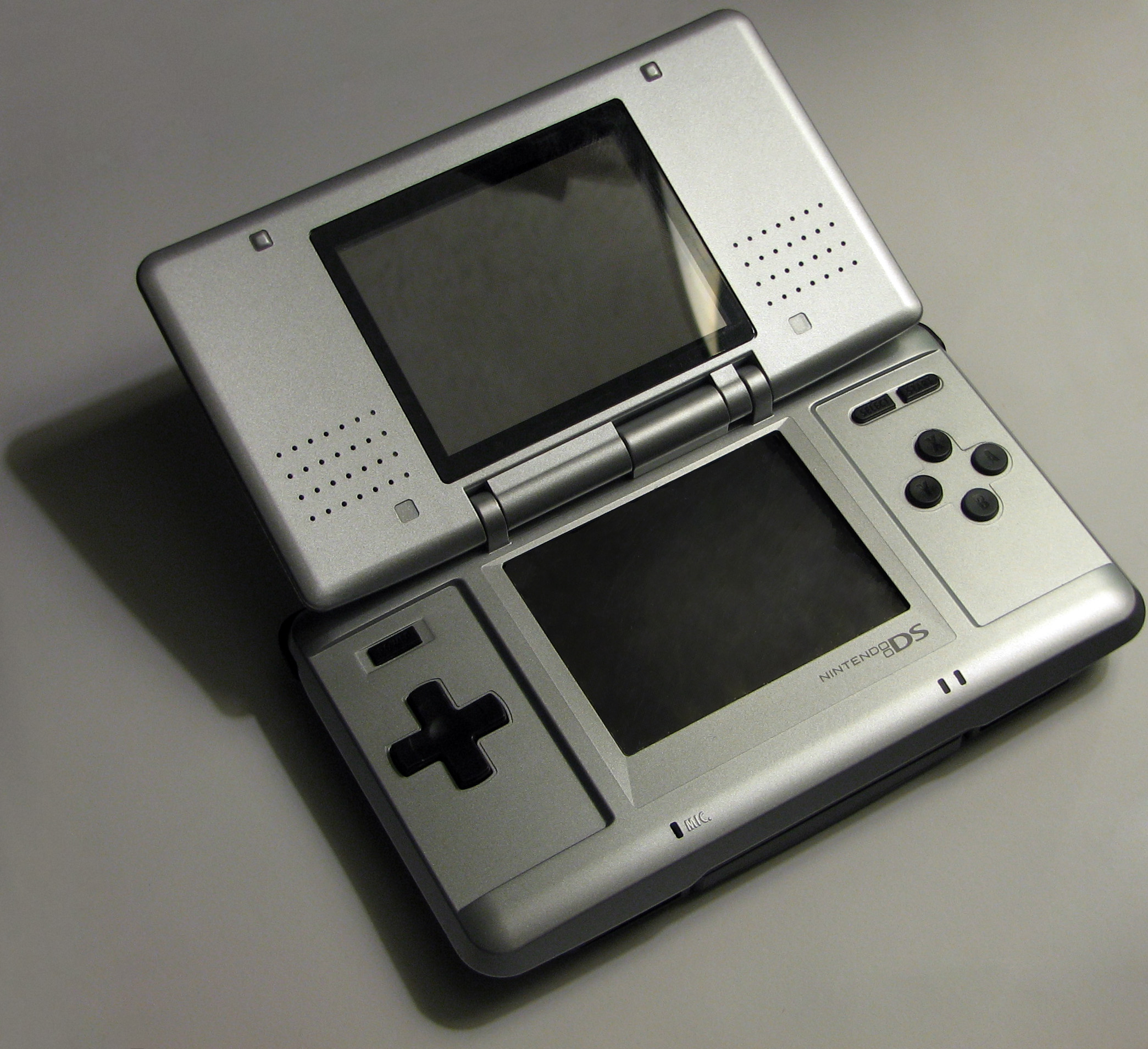 【 NDS发售20周年 】2004年12月2日，任天堂NDS掌机正式发售，即将迎
