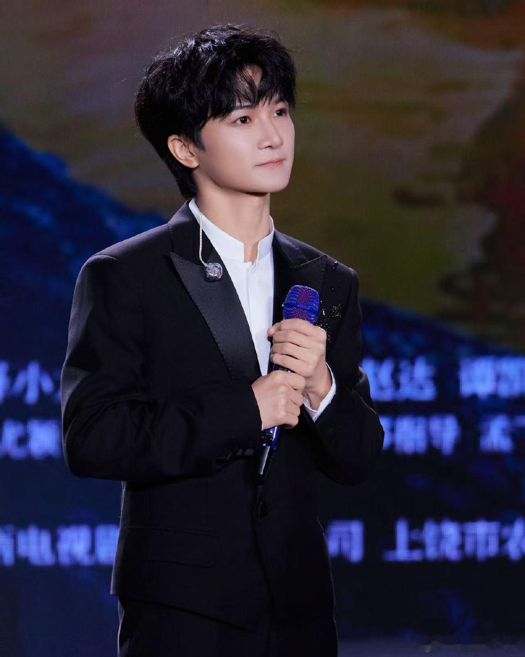 周深歌声里的四渡 电影四渡苍生命脉交错，红色信仰永存心间。周深唱响电影四渡主题曲