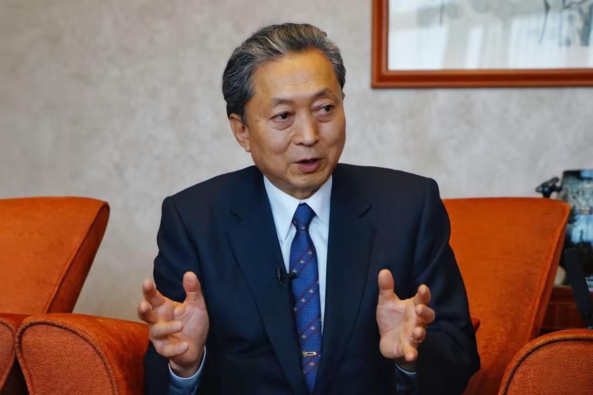 日本前首相鸠山由纪夫11月11日公开表示，当年作为战败国，理应支付巨额赔款，但周