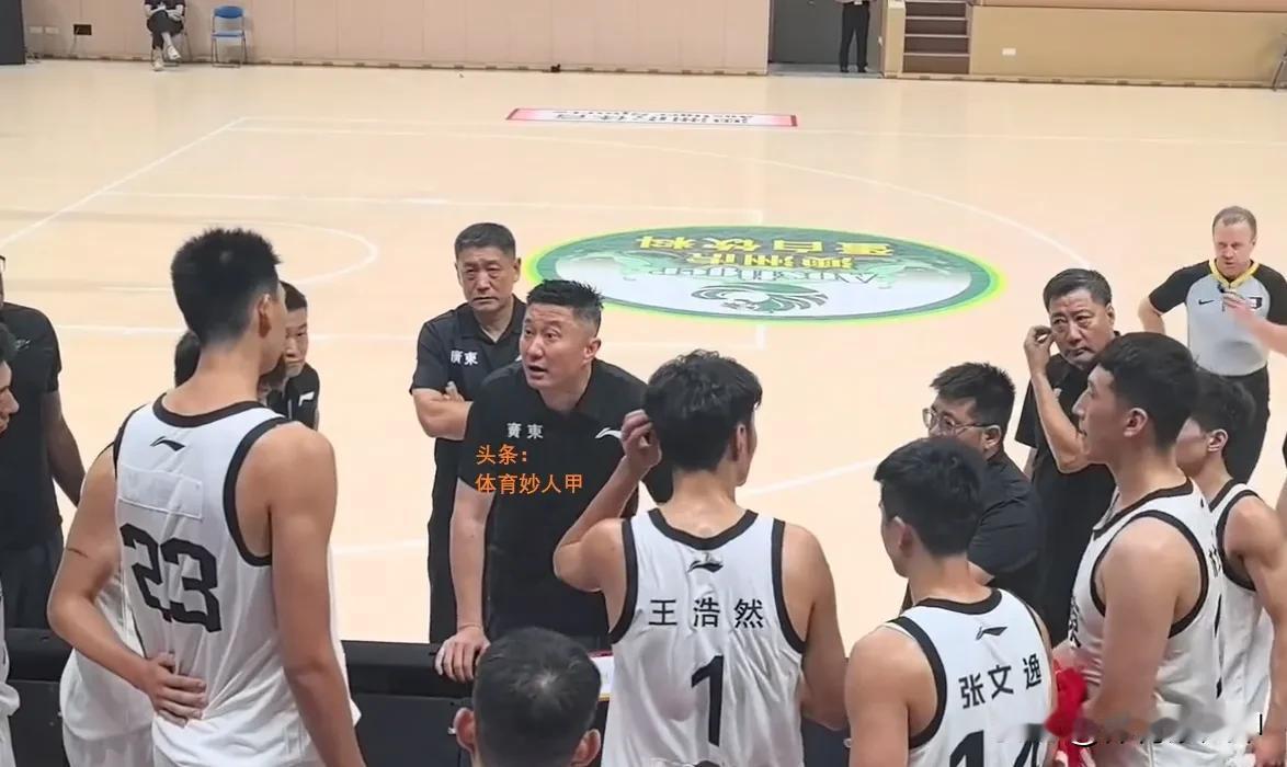 徐昕主动向杜锋进行道歉！
广东队与巴西队的热身赛，最终，广东队功亏一篑，以84-