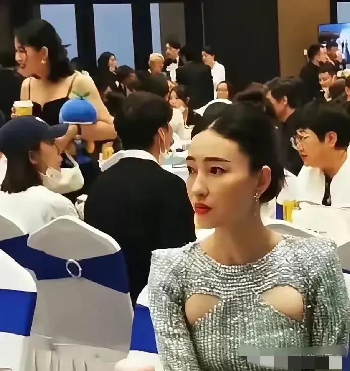 全网都要笑喷了！
这谁，穿的衣服好像哪里不对劲，该露的地方没有露，该不露的又出来