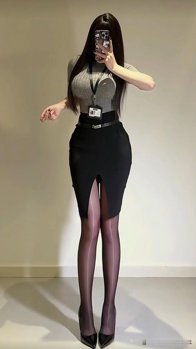 职场辣妹风，让通勤秒变秀场✨
灰色紧身衣巧妙勾勒身材曲线，搭配高开叉包臀裙，性感