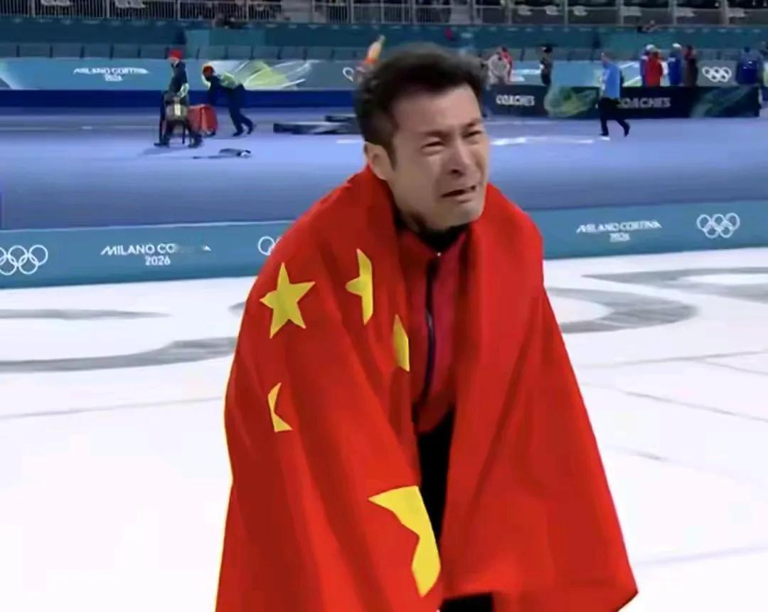 最让我激动和感动的流下热泪的镜头是宁忠岩的教练德维特给宁忠岩相拥和擦泪的场面。[