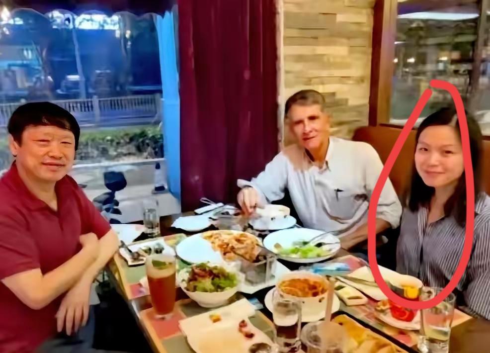 这是看错了吗？不会是p图吧？这么小范围的吃饭，说明几人的关系一定是非常好，也可能