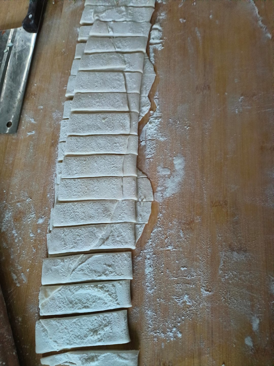 该吃午饭了，都不知道吃啥？先晒晒早饭吃的啥，早饭是手工面片，我吃了满满一大碗😄