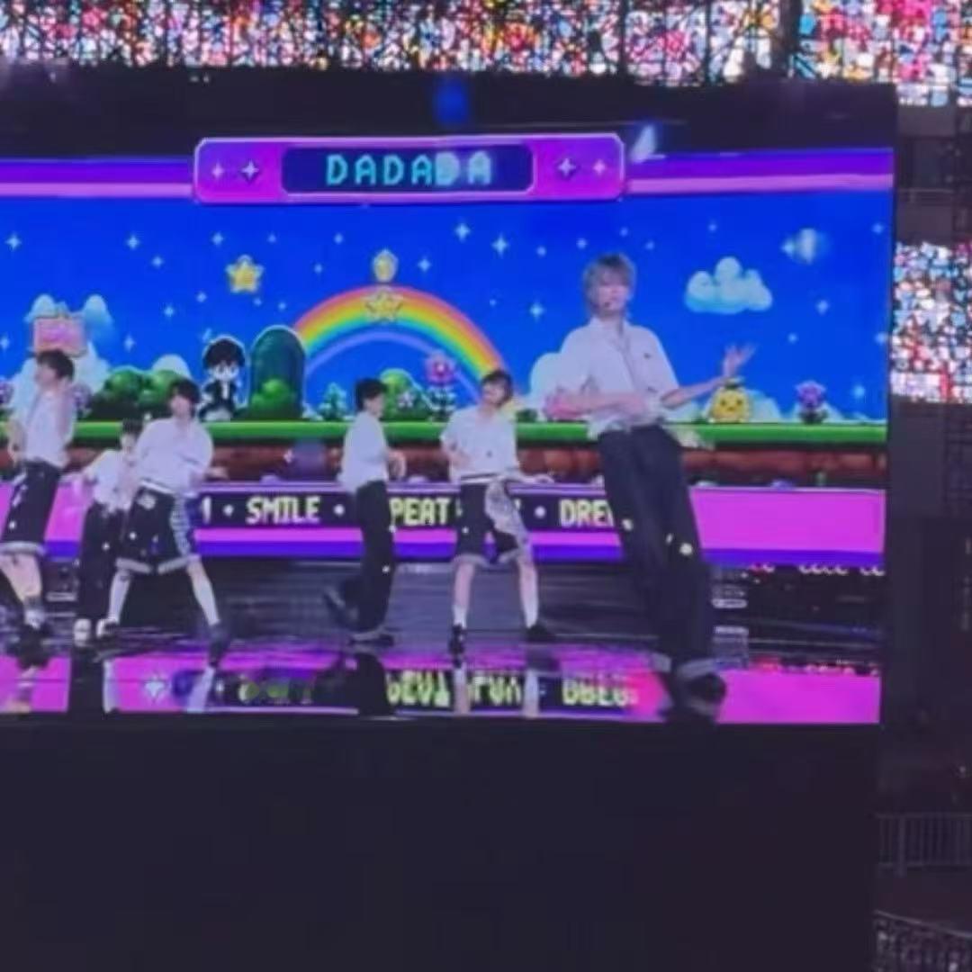 王橹杰舞台差点滑倒王橹杰差点滑倒 差点摔倒 