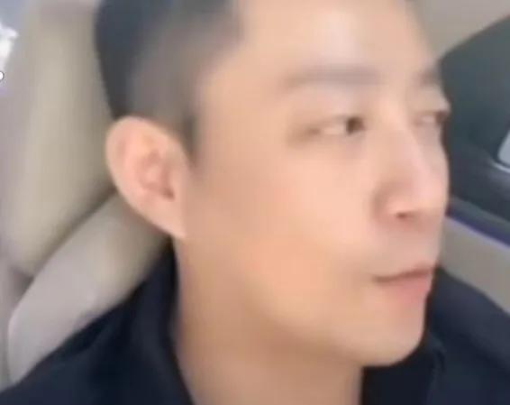 一个父亲接娃回老家过暑假并不容易！汪小菲没有成功地接娃，于是派出了自己的父亲去接