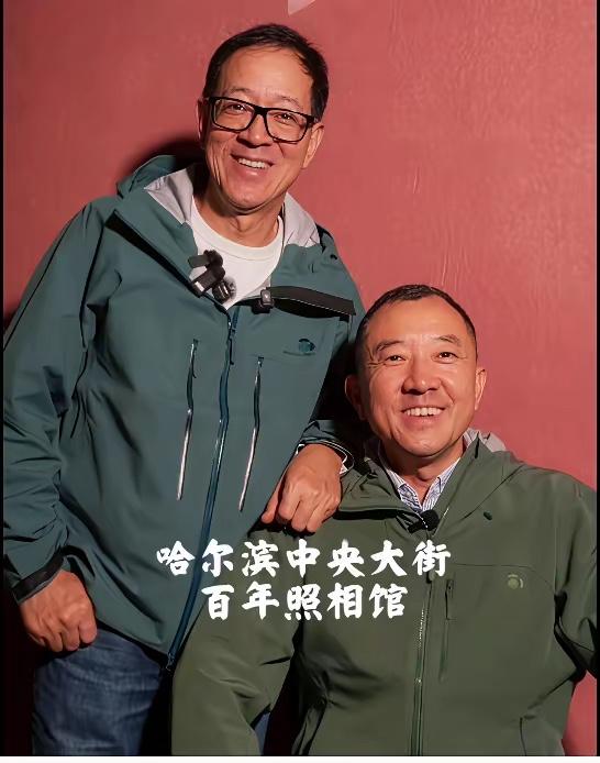 这张图老俞站着好，如果他坐着，老陈站着，那喷子们无德的臭嘴又该各种喷了！[捂脸]