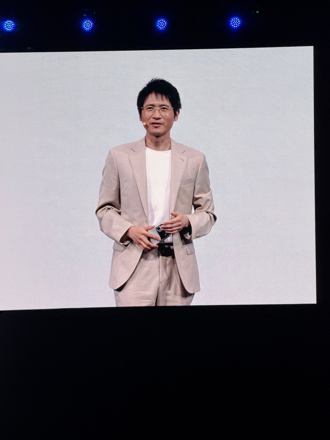 荣耀RobotPhone价格先等等，韩寒他来荣耀发布会了