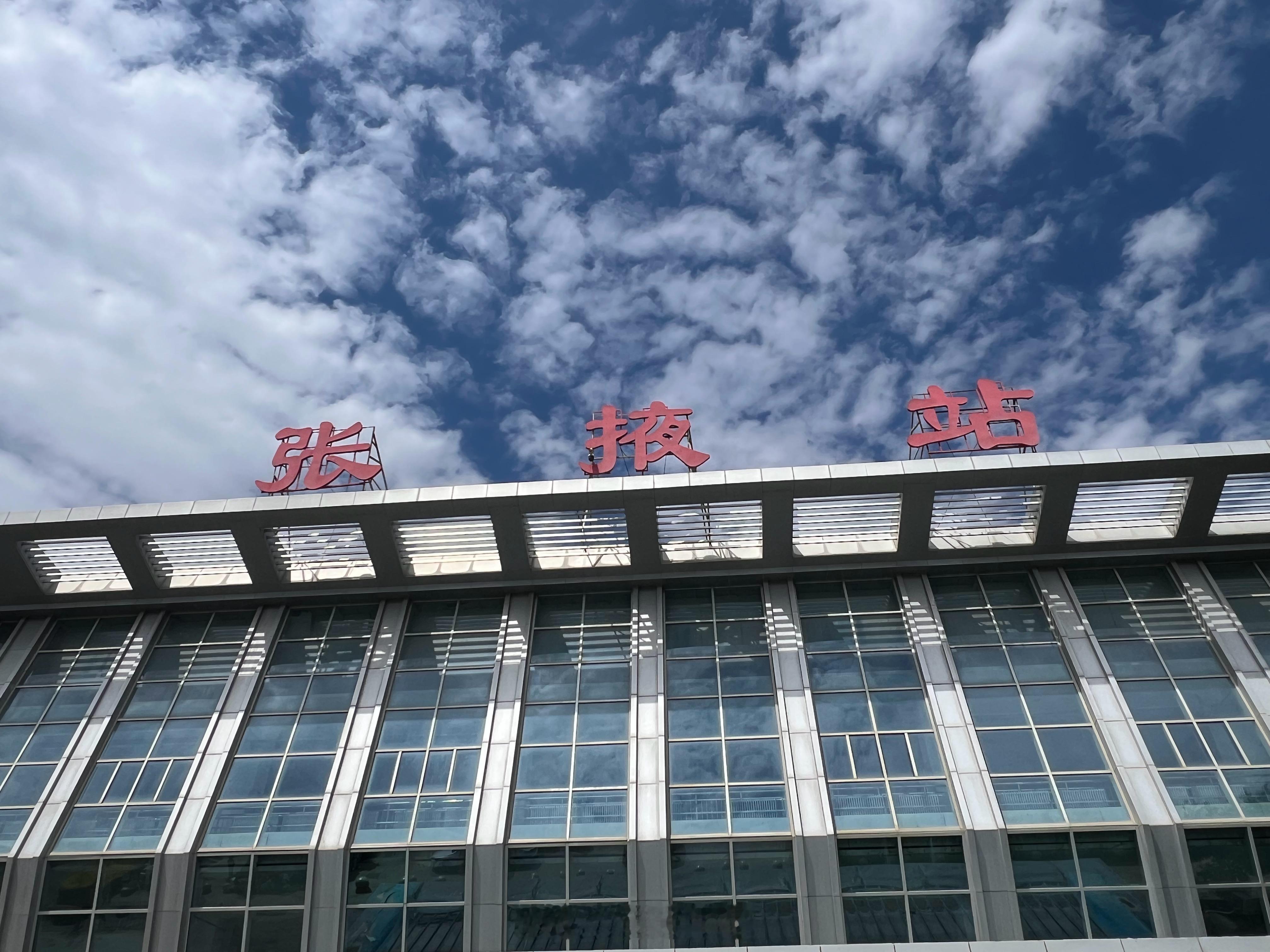 原本想着怕人多，直接跳过敦煌嘉峪关和酒泉。骆老师和涛哥提示我嘉峪关酒泉人不会多，