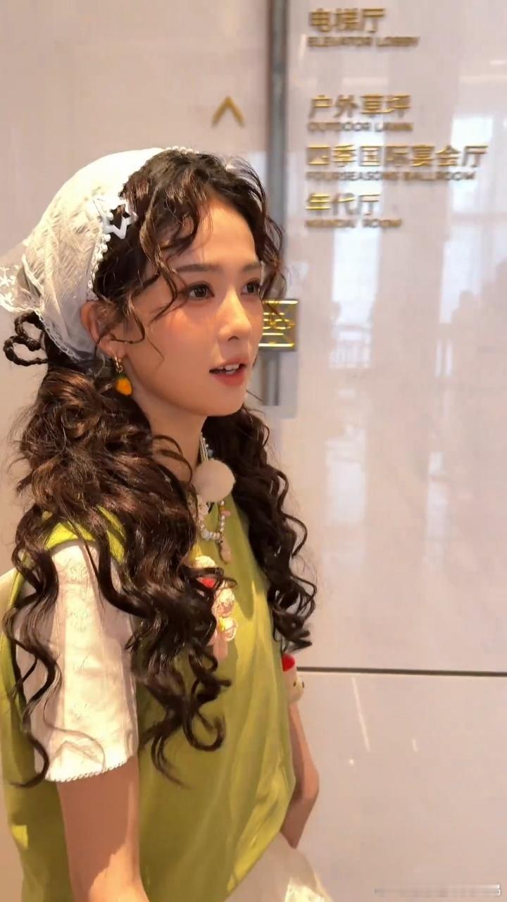 白鹿我要出去饭撒咯白鹿头发上有两个爱心奔跑吧路透 白鹿这次发型好复杂，还专门卷了